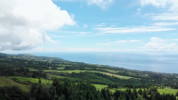 Ilmatila Dramaattinen Pilvi Yläpuolella Vihreä Maaseutu Azorien — kuvapankkivideo