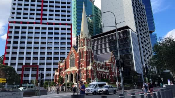 Downtown Brisbane Stad Voetgangers Oversteken Van Straat Auto Rijden Pas — Stockvideo