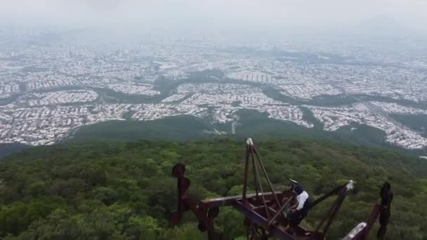 Şehir Manzaralı Dağda Sisli Bir Gün — Stok video