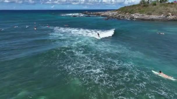 Жіночий Серфінгіст Їде Березі Пірнаючи Іншого Знімального Майданчика Пляж Хукіпа — стокове відео
