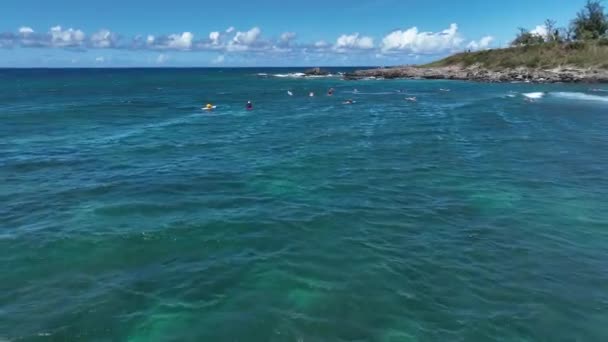 Hookipa Surfers Zitten Verbinden Zich Met Natuur Wachtend Volgende Golven — Stockvideo