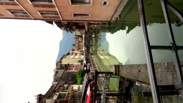 Vertikal Över Pont Bacchus Bridge Med Reflektion Över Floden Annecy — Stockvideo