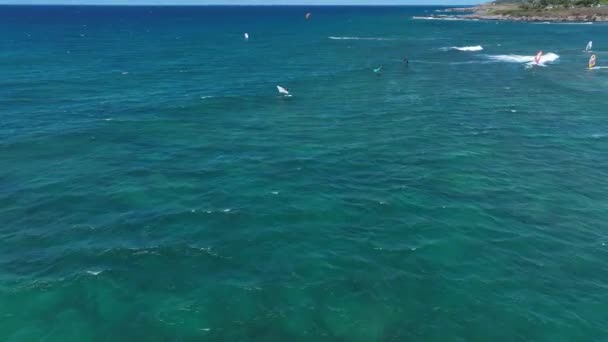 Foilers Asa Esculpindo Ondas Como Surfistas Vento Têm Chamada Próxima — Vídeo de Stock