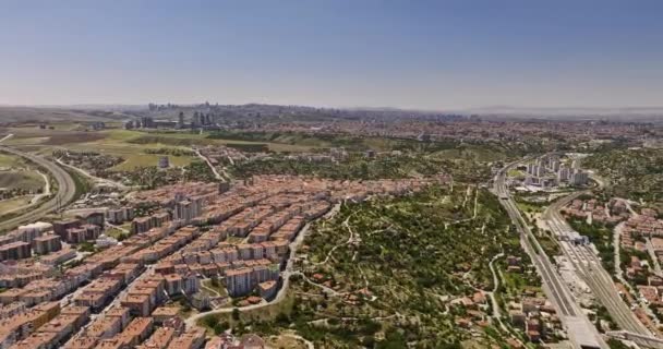 安卡拉土耳其空中无人驾驶飞机飞越Kaya Yeilbayr和Ahap Grler居民区的山顶住宅区 沿着国家公路D200 可看到城市景观 — 图库视频影像