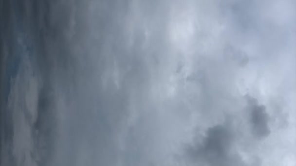 Lapso Tiempo Vertical Las Nubes Que Pasan Rápido Contra Cielo — Vídeo de stock