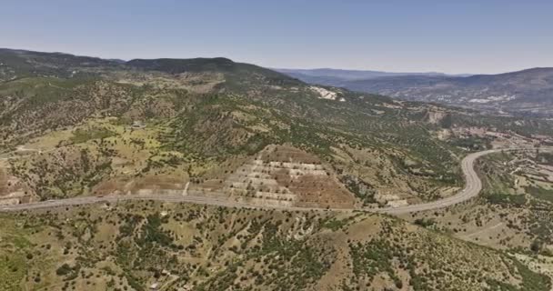 安卡拉省土耳其空中农村景观 低层无人驾驶飞机飞越库库伦 捕捉被岩石山景环绕的蜿蜒山坡公路 2022年7月 — 图库视频影像