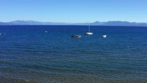 Tiro Aéreo Barcos Costa Norte Lago Tahoe — Vídeo de Stock