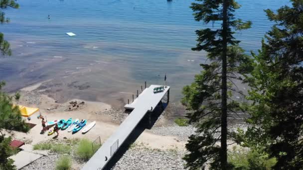Tiro Aéreo Doca Tahoe North Shore Através Árvores Sobre Praia — Vídeo de Stock