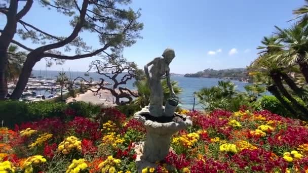 Socha Přímořské Zahradě Pestrobarevnými Květy Poblíž Plage Des Fourmis Beaulieu — Stock video