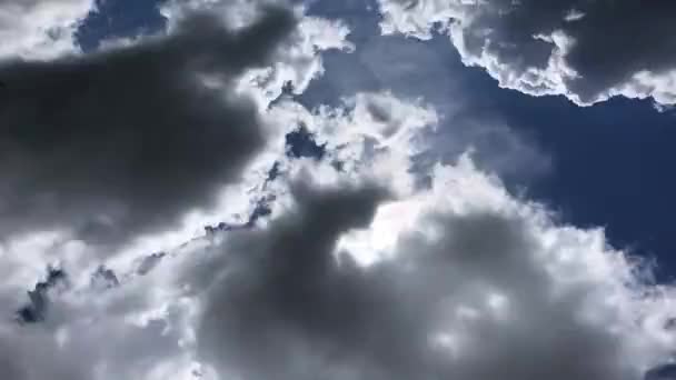 Tiden Förfaller Moln Passerar Snabbt Framför Solen Klar Himmel Dag — Stockvideo