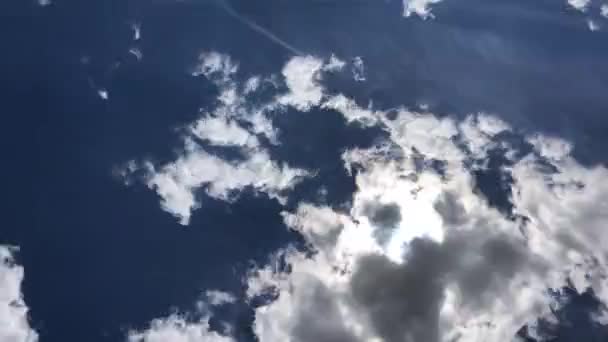 暑い夏の晴れた日に太陽の光を明らかにする雲の時間の経過 — ストック動画