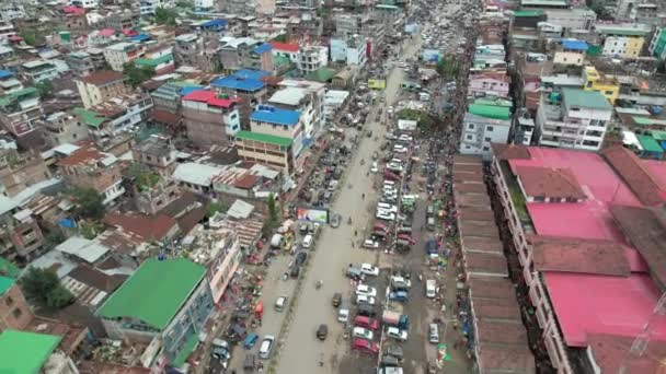 Binalar Insanlar Arabalarla Çevrili Köprünün Insansız Hava Aracı Görüntüleri — Stok video