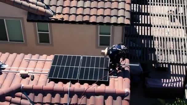 Pemandangan Udara Pemasang Pada House Rooftop Installing Solar Panels Green — Stok Video