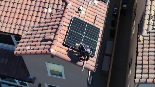 Statyczny Strzał Drona Instalatora Dachu Domu Praca Nad Nowymi Panelami — Wideo stockowe