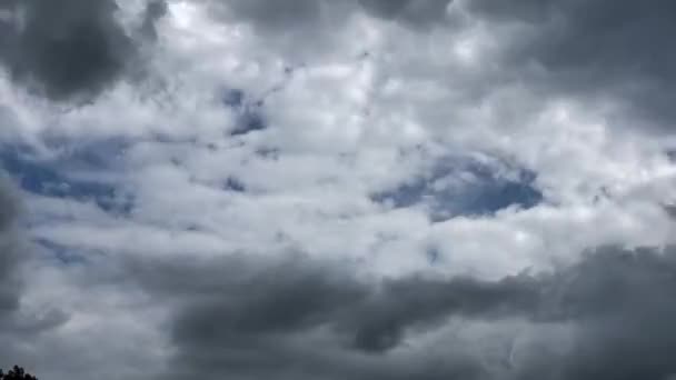 太陽の光で空を高速で通過する雲を示す空の時間の経過 — ストック動画