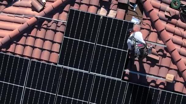 Installatore Che Lavora Pannello Solare Progetto Casa Santa Clarita Antenne — Video Stock