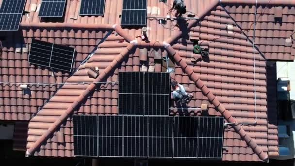 Projeto Painel Solar Órbita Revelando Antena Instaladores Telhado Casa Santa — Vídeo de Stock