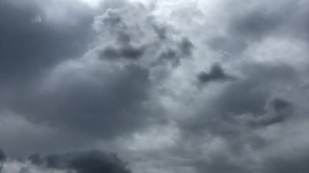雲は太陽と太陽が雲の海を通過する空の時間の経過で速く通過します — ストック動画