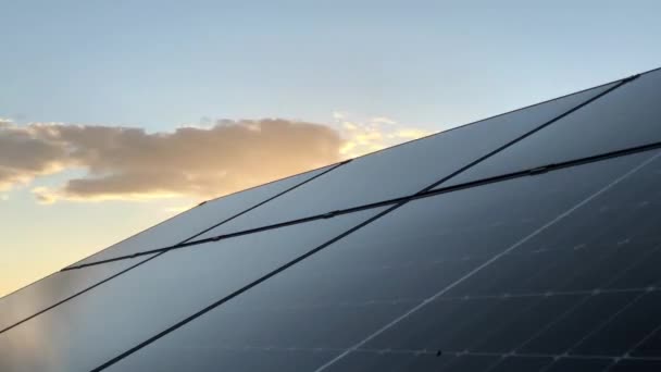 Zeitraffer Bei Sonnenuntergang Der Photovoltaik Anlage Für Die Produktion Grüner — Stockvideo