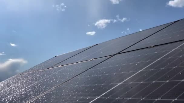 安装在屋顶上的太阳能电池板光伏系统在云彩和太阳落下的时候在天空中 — 图库视频影像