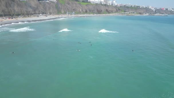 Pomalu Pohybující Letecké Drone Záběr Krásné Pobřeží Tyrkysovým Mořem Lidé — Stock video