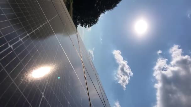 Solární Panel Fotovoltaický Systém Časová Prodleva Mraků Procházejících Oblohou Pokrývající — Stock video