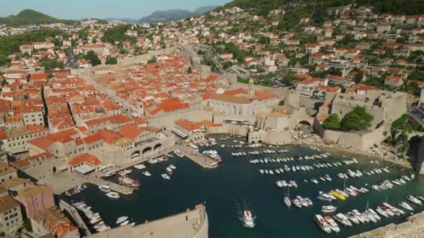 Pemandangan Udara Kota Tua Dubrovnik Dan Pelabuhan Sepanjang Pantai Adriatik — Stok Video