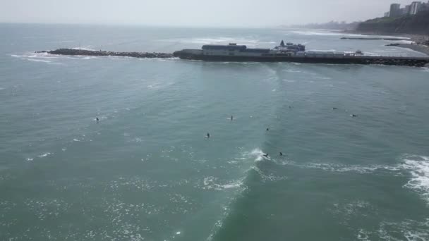 Letecký Spinning Široký Záběr Pláže Miraflores Lima Peru Lidmi Surfaři — Stock video