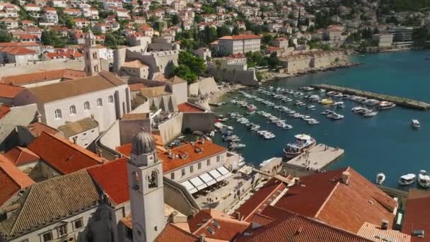 Pendekatan Udara Atas Kota Tua Dubrovnik Menuju Pelabuhan — Stok Video
