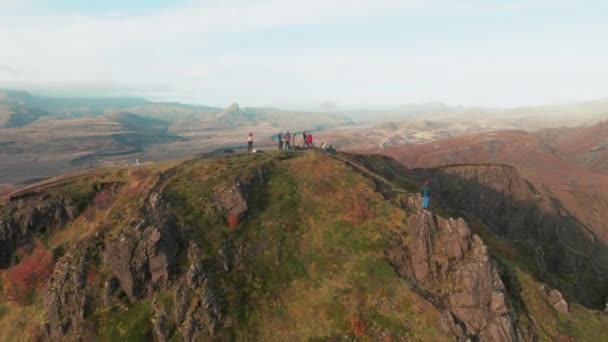 Terbang Atas Kelompok Pendaki Puncak Dengan Pemandangan Dari Thorsmork River — Stok Video