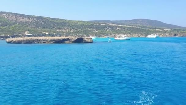 美丽的水晶清澈的大海叫做蓝色泻湖 位于塞浦路斯帕福斯西北海岸 来自世界各地的游客开始欣赏壮观的景色和清澈的海水 — 图库视频影像