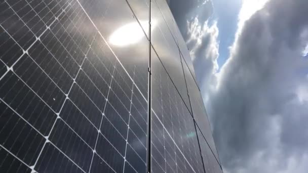 太陽光発電パネル太陽光発電システムの効率を変える太陽光を覆う空を高速で通過する雲の時間経過 — ストック動画