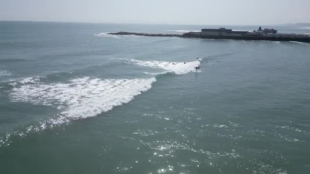 Vzdušná Rotace Široký Záběr Moře Miraflores Lima Peru Surfaři Tyrkysové — Stock video