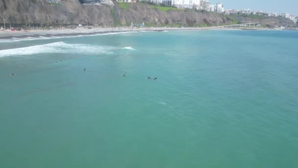 Aereo Drone Della Spiaggia Miraflores Lima Peru Con Surfisti Acqua — Video Stock