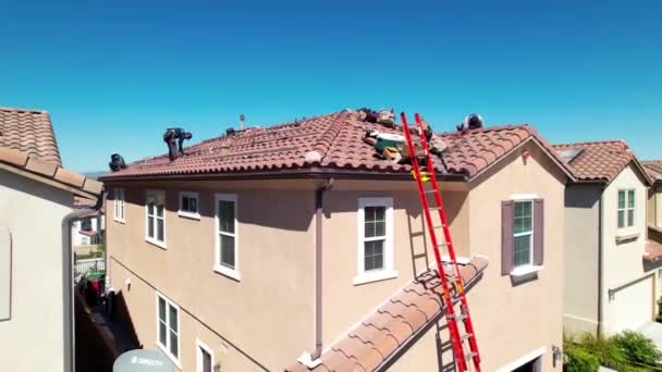 ソーラーパネルの設置のための家の屋上を準備している労働者の空中ビュー 致命的なドローンショット — ストック動画