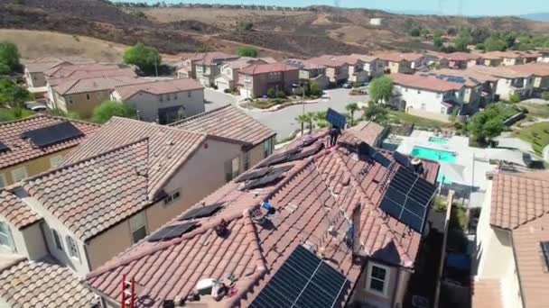 Aerea Discendente Sugli Installatori Solari Ponendo Pannelli Sul Tetto Casa — Video Stock
