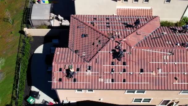 Montering Ramverket För Solpaneler Taket Till Ett Hem Flygbild — Stockvideo