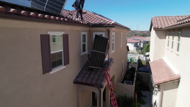 Встановлення Сонячних Панелей Житловому Будинку Повітряне Спостереження Подією — стокове відео