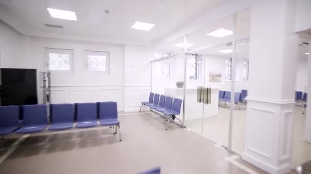Chodzenie Niecierpliwie Poczekalni Nowoczesnego Prywatnego Szpitala Klinicznego — Wideo stockowe