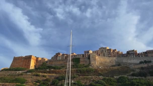 Burg Und Zitadelle Von Bonifacio Auf Einer Klippe Von Einem — Stockvideo