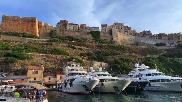Hafen Von Bonifacio Mit Festgemachten Yachten Und Burgfestung Auf Klippe — Stockvideo