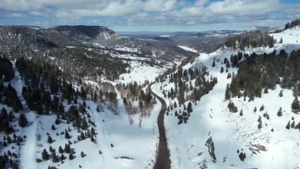 Luftaufnahme Douglas Pass Colorado Usa Bergstraße Weißer Winterlandschaft Drohnenschuss — Stockvideo