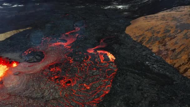 アイスランドの活火山噴火溶岩とマグマ Fagradalfjall 2022 本物の溶岩の川側の眺め — ストック動画
