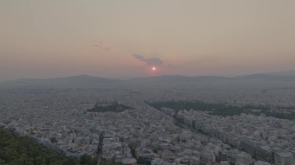 Εναέρια Γενική Λήψη Της Αθήνας Πάνω Από Τον Λυκαβηττό Ηλιοβασίλεμα — Αρχείο Βίντεο