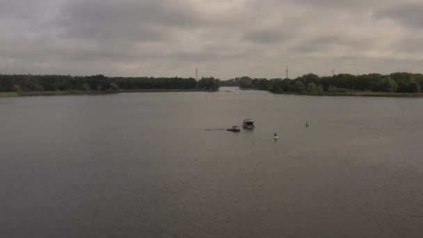 湖上两艘船被无人驾驶飞机击中 — 图库视频影像
