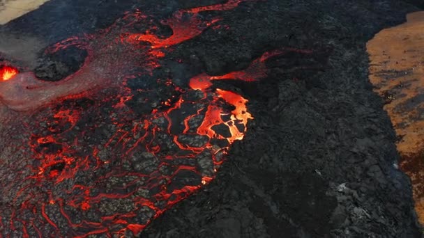アイスランドの活火山噴火溶岩とマグマ Fagradalfjall 2022 溶岩川での実際のサークルプッシュ — ストック動画
