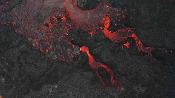 アイスランドの活火山噴火溶岩とマグマ Fagradalfjall 2022 実際に飛んで 溶岩の川 — ストック動画