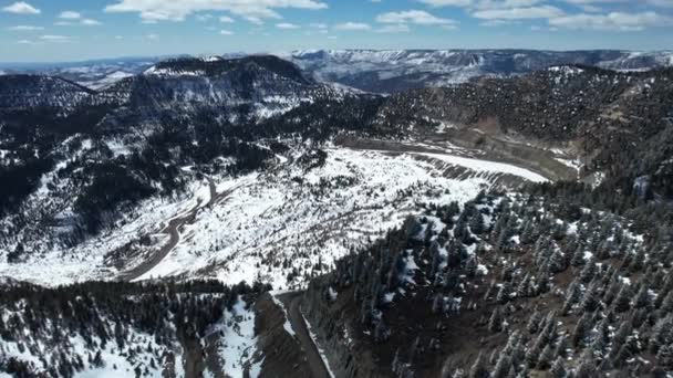 Vista Aérea Picos Montanha Rota Rodoviária Panorâmica Paisagem Branca Inverno — Vídeo de Stock