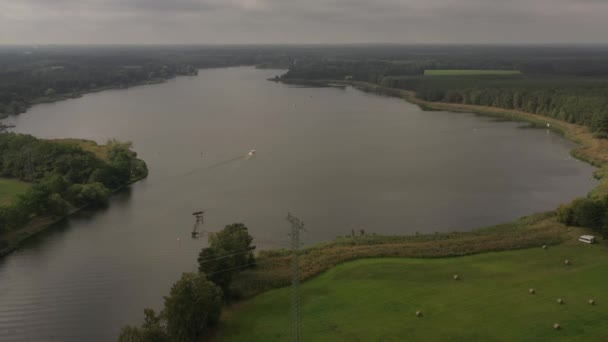 Drone Shot Jeziora Przyspieszającym Pięknym Krajobrazem — Wideo stockowe
