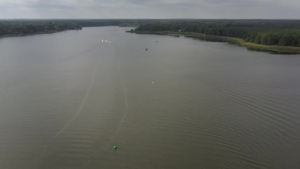 Drone Záběr Jezera Lodí Výhled Krajinu — Stock video